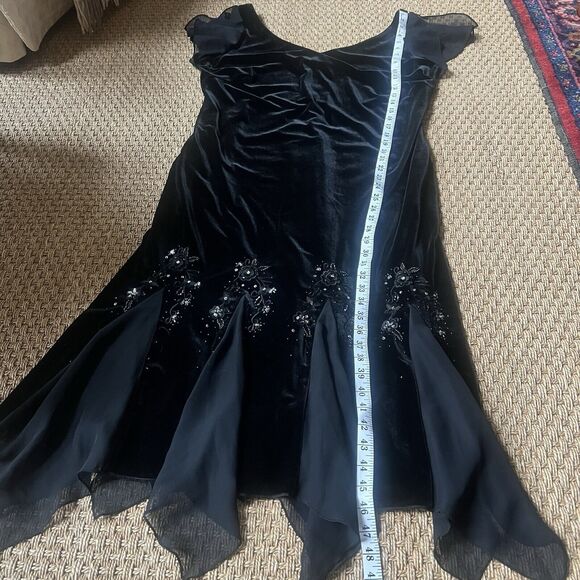 S.L. Fashions VTG Dress Black Velvet Midi Handkerchief Hem Witchy Whimsy Goth - Picture 9 of 9